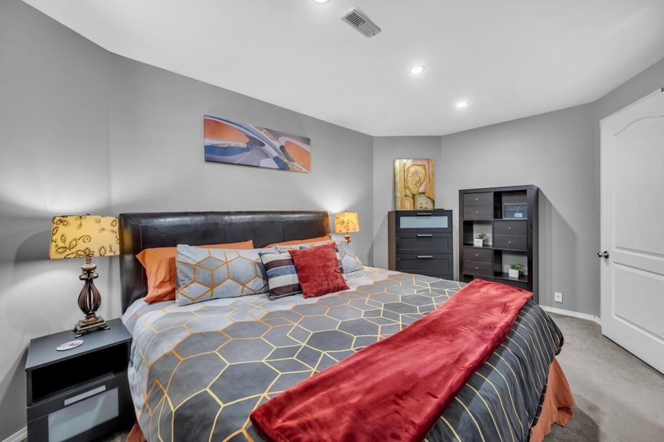 12 Spacious W Ac, Crib, Garage, By Airport * Calgary