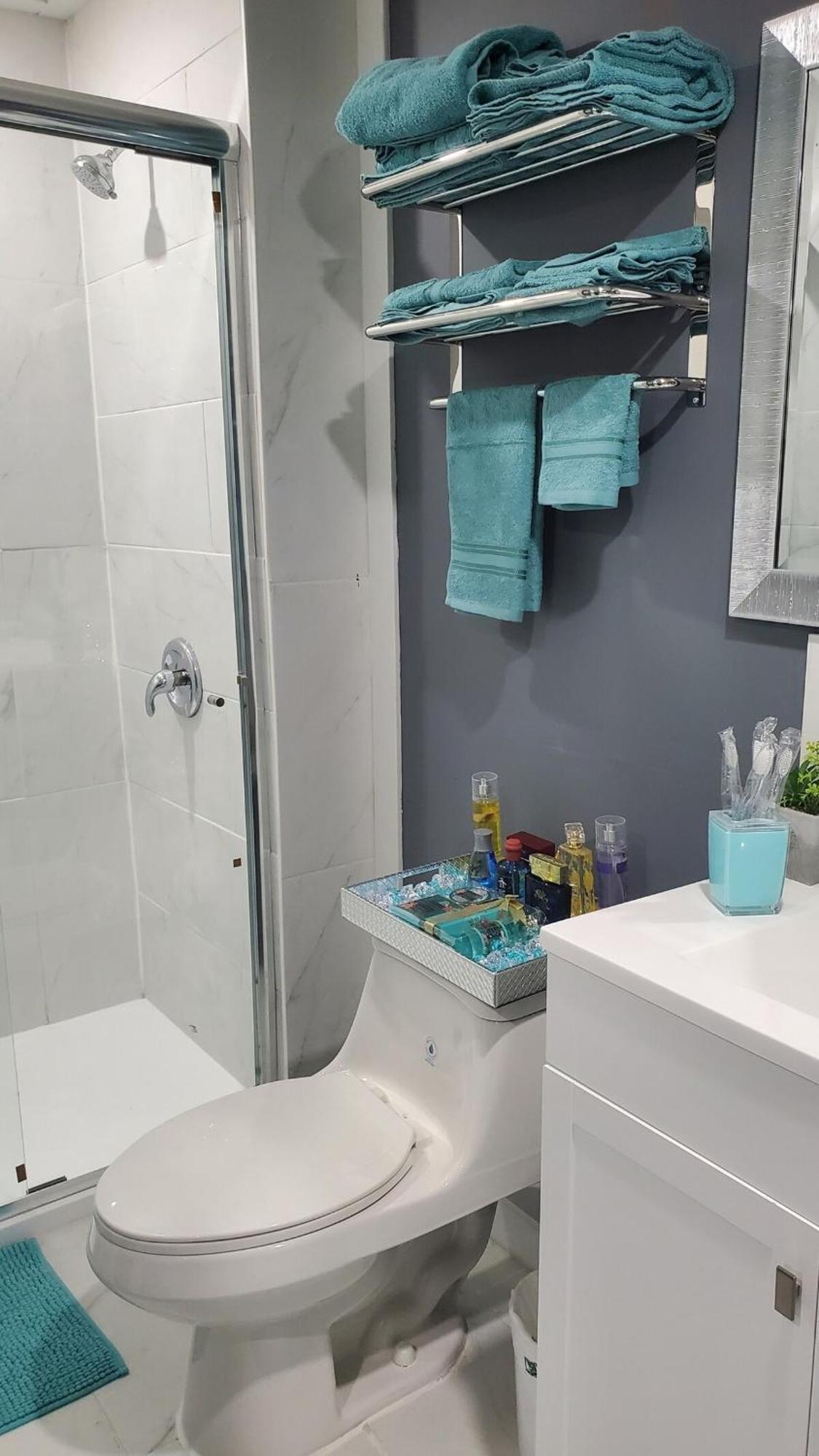 Holiday home 12 Spacious W Ac, Crib, Garage, By Airport *