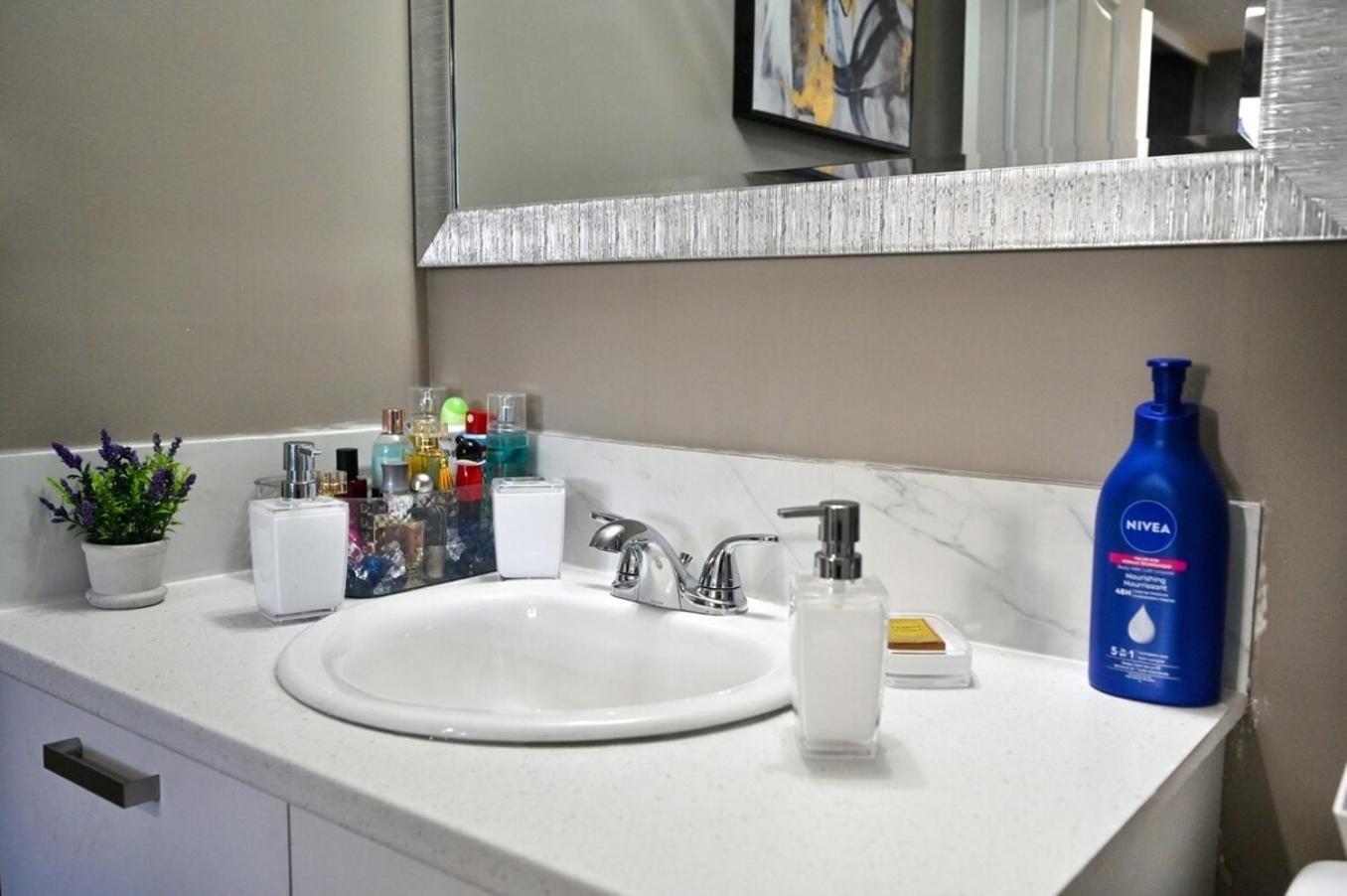 12 Spacious W Ac, Crib, Garage, By Airport Calgary