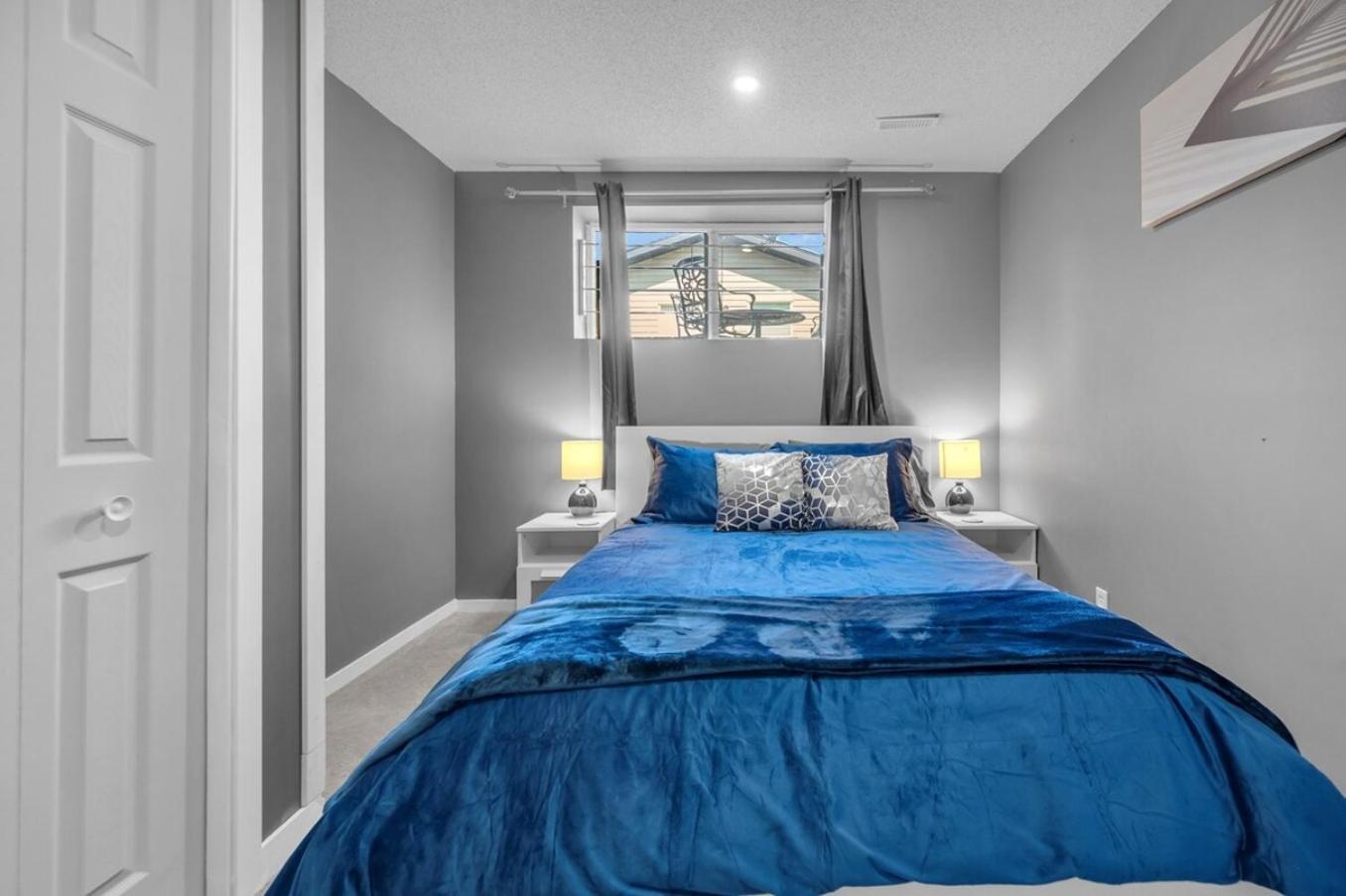 Holiday home 12 Spacious W Ac, Crib, Garage, By Airport Calgary