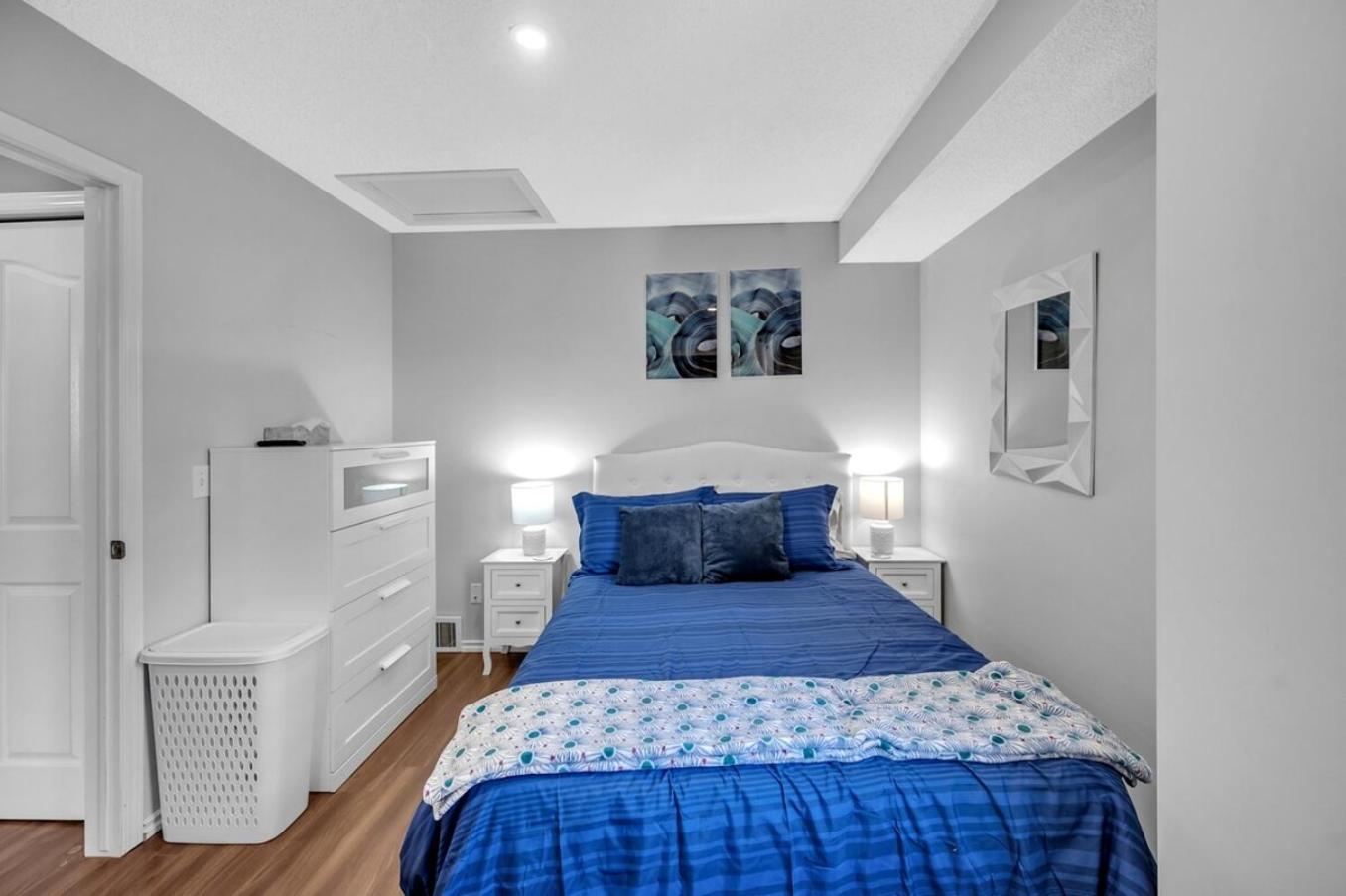 Holiday home 12 Spacious W Ac, Crib, Garage, By Airport Calgary
