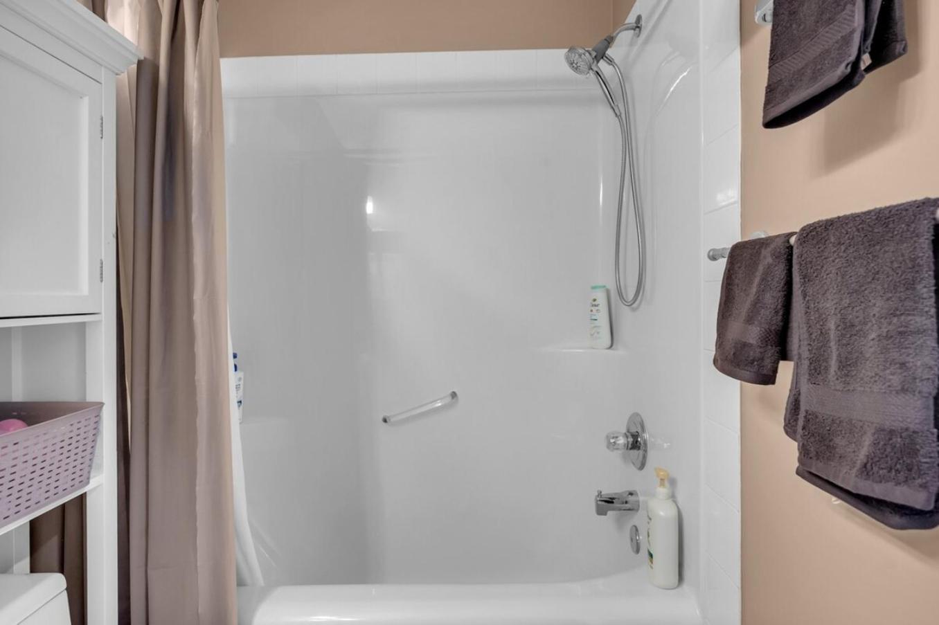 12 Spacious W Ac, Crib, Garage, By Airport