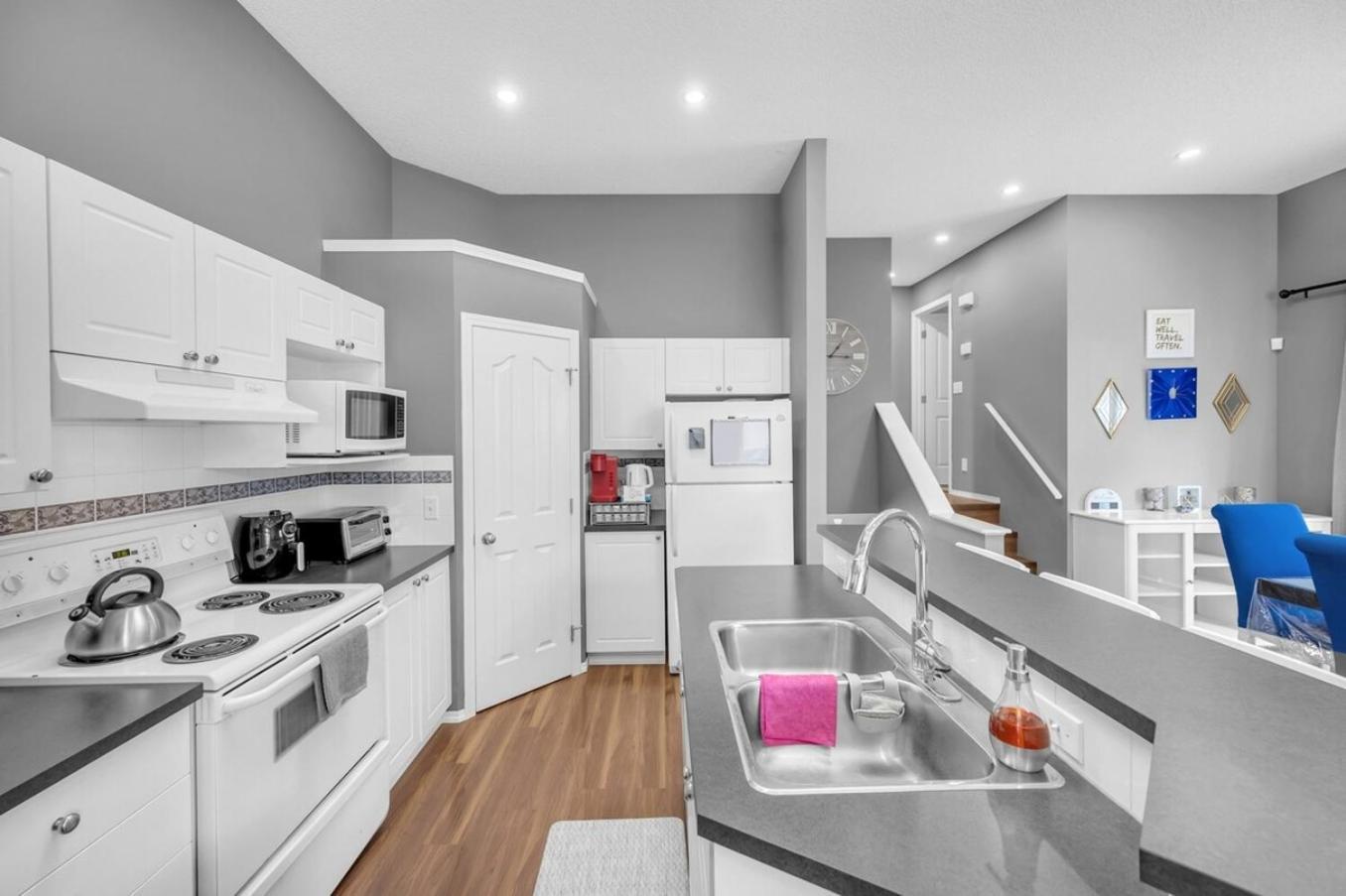 12 Spacious W Ac, Crib, Garage, By Airport