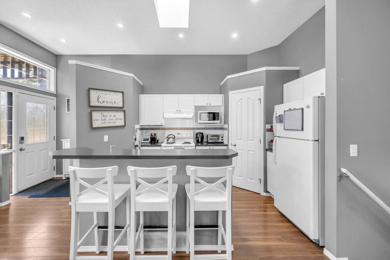 12 Spacious W Ac, Crib, Garage, By Airport Holiday home